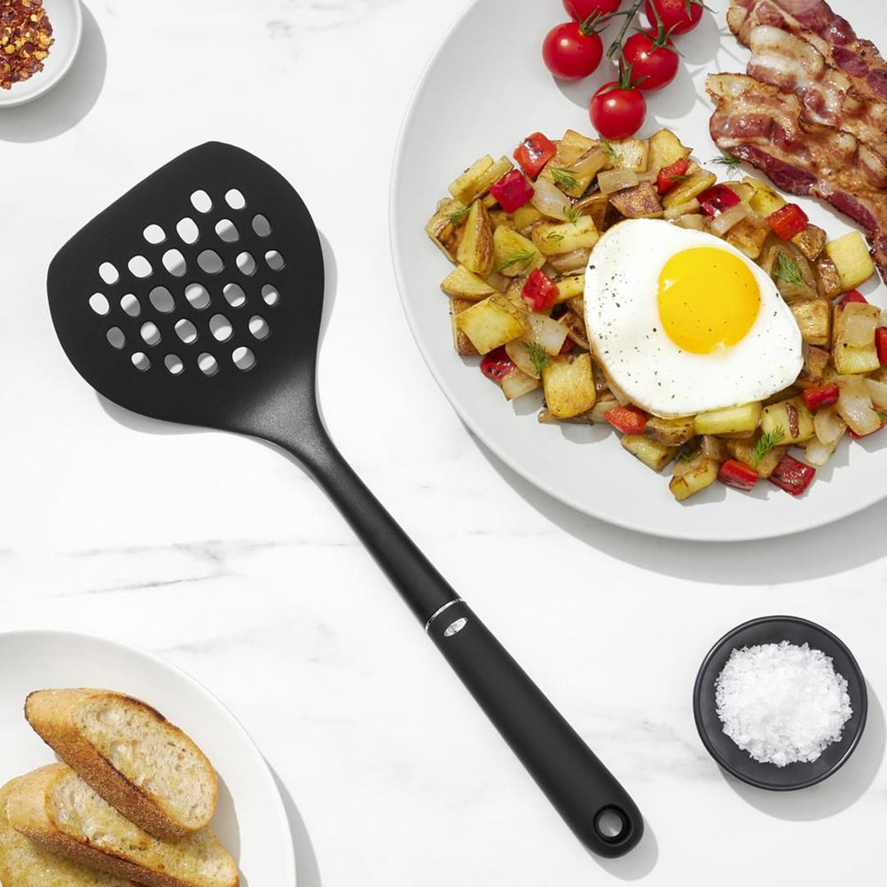 Spatule de cuisson OXO Good Grips avec trous