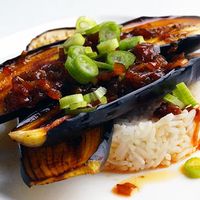 Aubergines met rijst en Aziatische sauzen