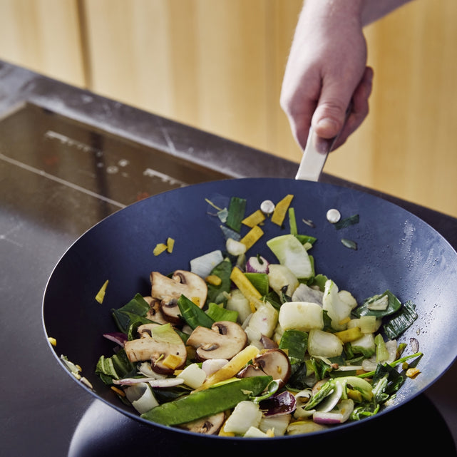 Hoe reinig je een ingebrande wok?