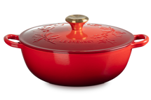 Le Creuset Poêle Marmite avec Bouton Doré - Houx Noël - Rouge Cerise - ø 26 cm / 4,1 Litre