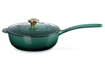 Le Creuset Casserole en Fonte - Bouton Doré - Houx de Noël - Vert Artichaut - ø 21 cm / 2 Litre