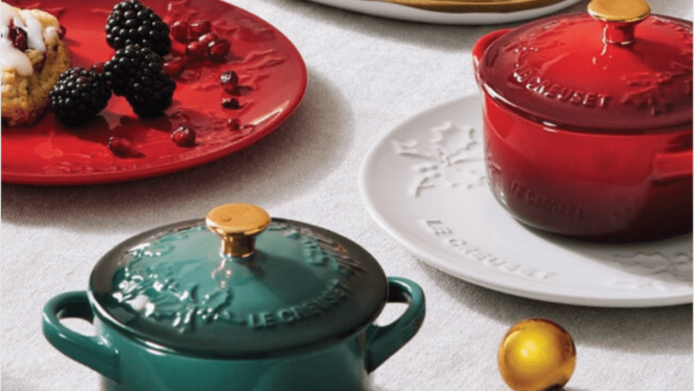 Le Creuset Poêle Marmite avec Bouton Doré - Houx Noël - Rouge Cerise - ø 26 cm / 4,1 Litre