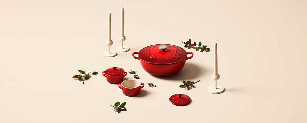 Le Creuset Poêle Marmite avec Bouton Doré - Houx Noël - Rouge Cerise - ø 26 cm / 4,1 Litre