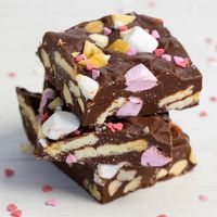 Een heerlijke fudge met biscuitjes, noten en marshmallows!