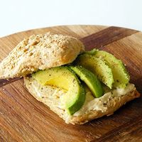 Broodje met avocado en hummus