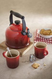 Le Creuset Fluitketel Tradition - Kersenrood - 2.1 liter - inductie geschikt -