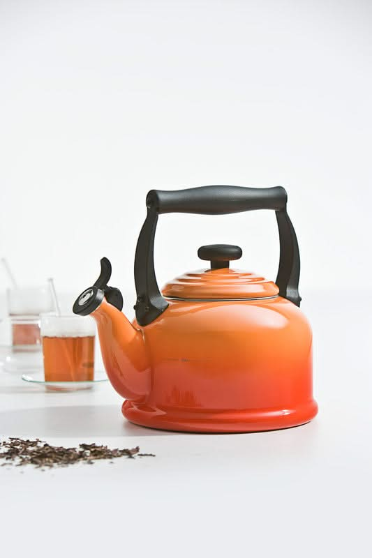 Le Creuset Bouilloire Sifflante Tradition - Orange Rouge - 2,1 litres - compatible induction -